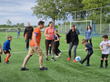 Laatste training S.K.N.W.K. JO7-1 (partijtje tegen de ouders) van maandag 27 mei 2024 (146/180)